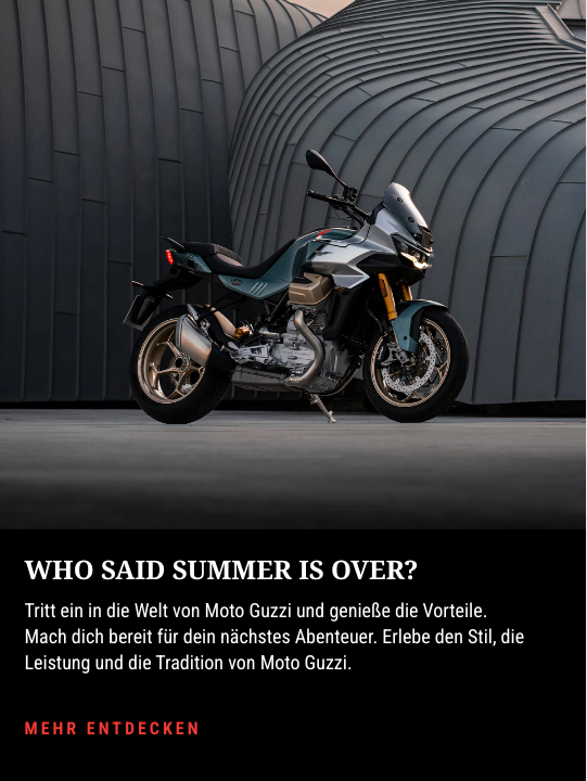 Drei Motorräder sind auf einem Feldweg vor Felsen geparkt