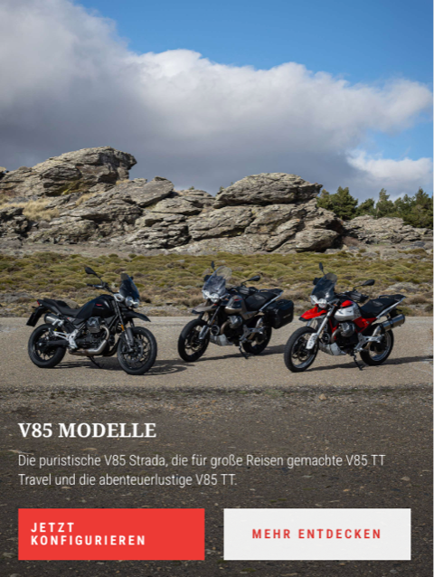 Drei Motorräder sind auf einem Feldweg vor Felsen geparkt