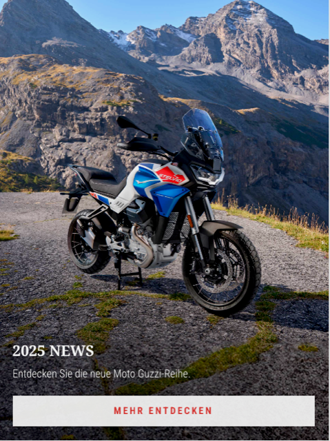 Ein Motorrad ist am Straßenrand geparkt, im Hintergrund sind Berge zu sehen.