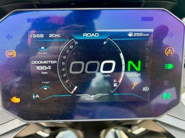 Das digitale Motorrad-Cockpit zeigt im Straßenmodus 0 Geschwindigkeit an, die grünen Blinker leuchten.