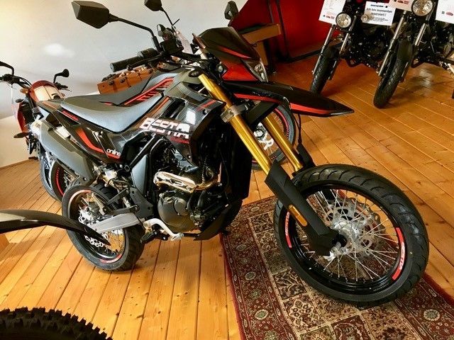 Ein Motorrad mit dem Wort „Racing“ darauf