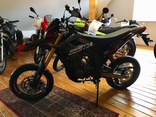 Ein Motorrad mit dem Wort Beta darauf