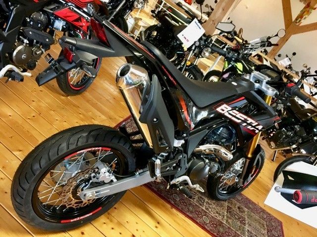 Ein schwarzes Motorrad mit dem Wort „Besta“ darauf