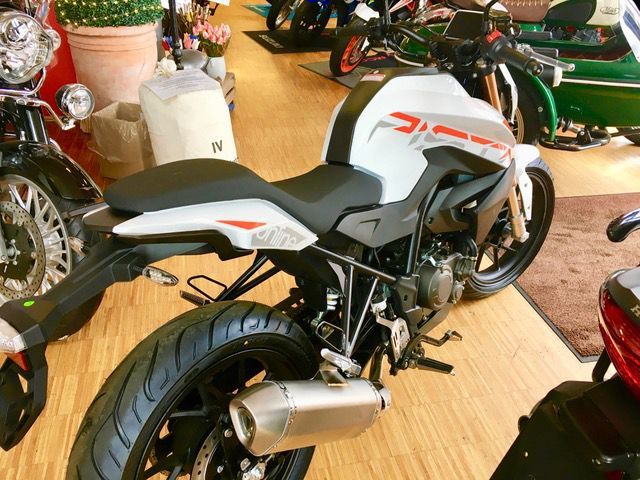 Ein Motorrad steht mit anderen Motorrädern in einem Ausstellungsraum