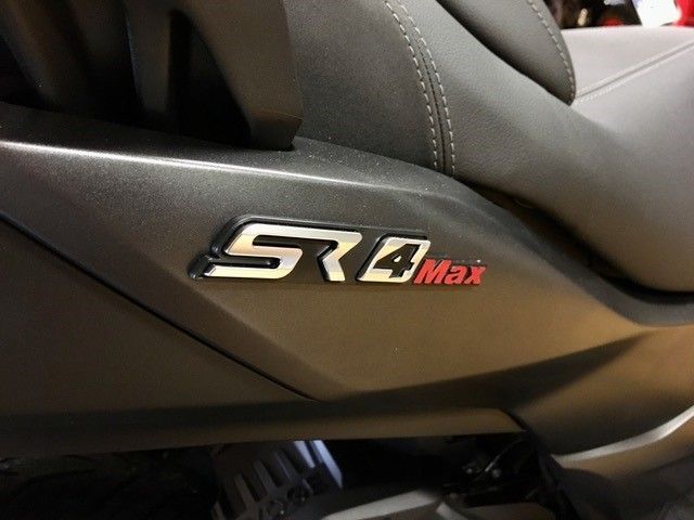 Eine Nahaufnahme eines SR4 Max-Motorrads