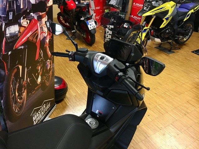 Ein Motorrad steht mit anderen Motorrädern in einem Ausstellungsraum