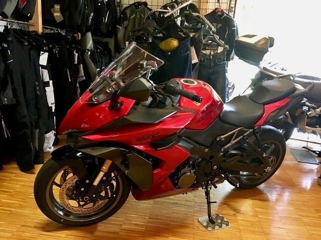 Ein rotes Kawasaki-Motorrad steht in einem Geschäft