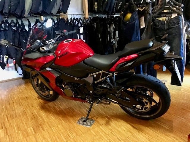 Ein rotes Kawasaki-Motorrad ist in einem Geschäft geparkt