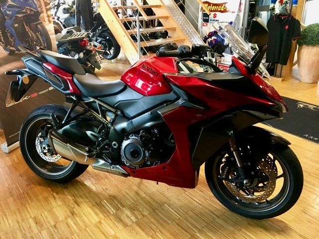 Ein rot-schwarzes Motorrad steht in einem Ausstellungsraum