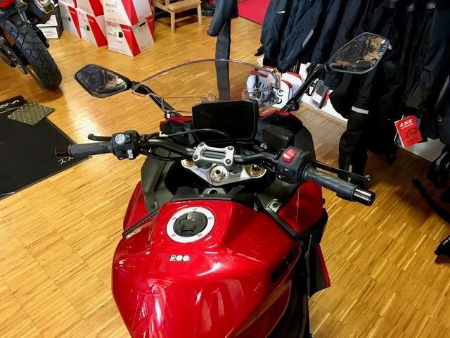 In einem Ausstellungsraum steht ein rotes Motorrad.
