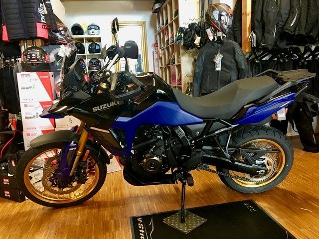 Ein blau-schwarzes Suzuki-Motorrad steht in einem Geschäft