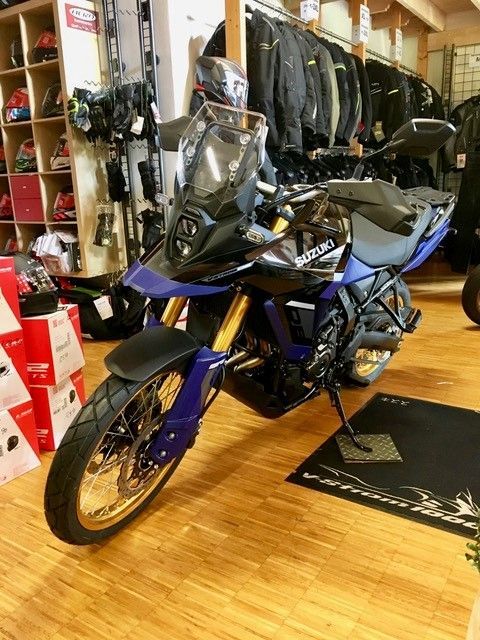 Ein blau-schwarzes Suzuki-Motorrad steht in einem Geschäft