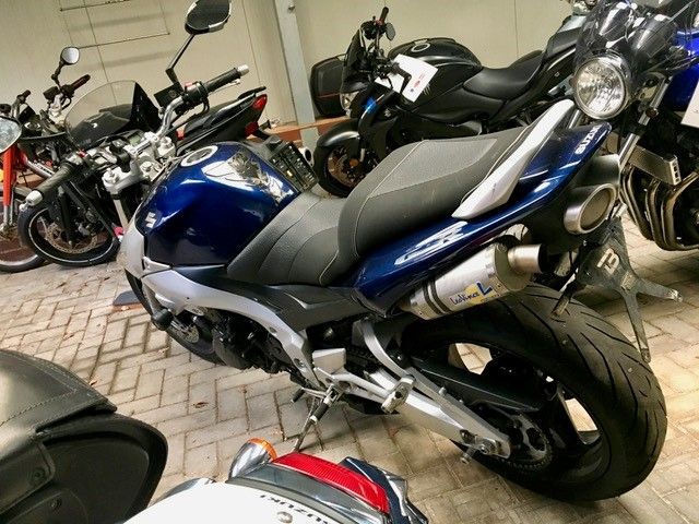 Eine Reihe von Motorrädern sind in einer Garage geparkt