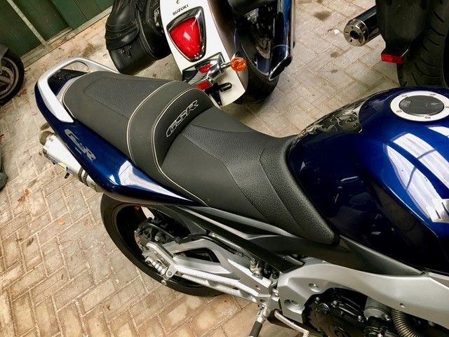 Ein blau-schwarzes Motorrad steht in einer Garage
