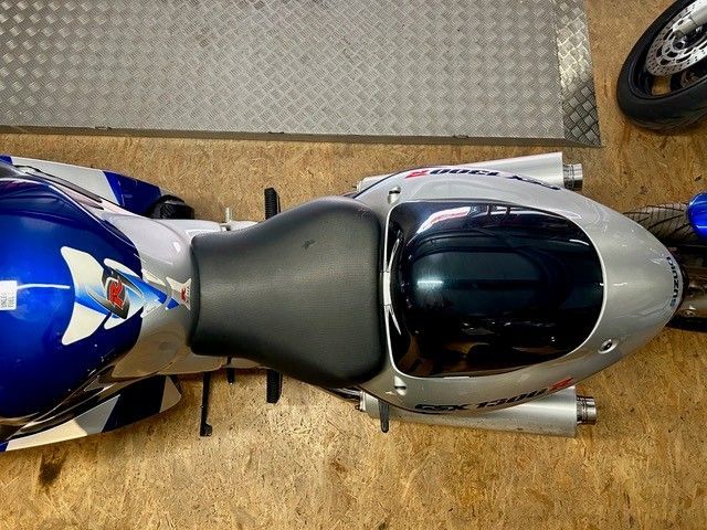 Draufsicht auf ein blau-silbernes Motorrad auf einem strukturierten Boden