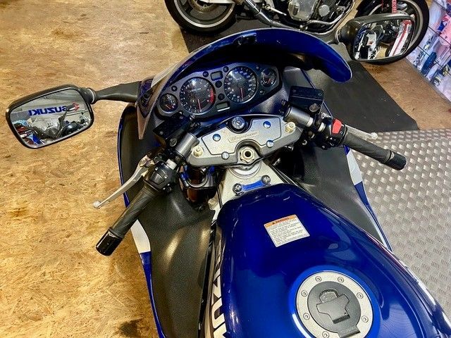 Blaues Motorradcockpit und Kraftstofftank, gesehen vom Fahrersitz in einer Garage
