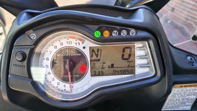 Motorrad-Armaturenbrett mit analogem Tachometer, Digitalanzeige und beleuchteten Kontrollleuchten