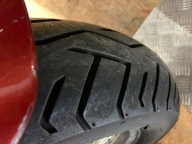 Eine Nahaufnahme eines Reifens auf einem Motorrad