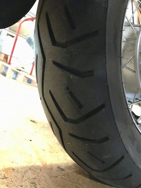 Eine Nahaufnahme eines Reifens auf einem Motorrad