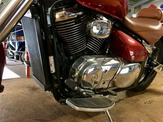 Ein rotes Motorrad steht in einer Garage neben einem Pepsi-Schild