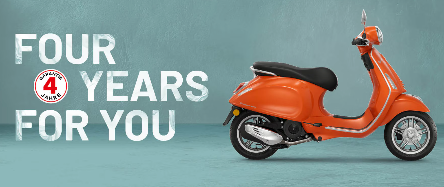 Vespa-Roller in Blau und Orange. Sonderangebote werden in einem Raster auf dunklem Hintergrund dargestellt.