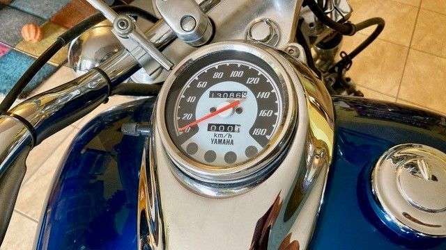 Eine Nahaufnahme eines Tachometers auf einem Motorrad