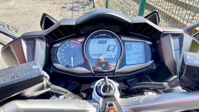 Eine Nahaufnahme des Armaturenbretts eines Motorrads.