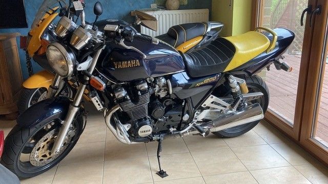 Ein Yamaha-Motorrad ist in einem Raum neben einem Fenster geparkt.