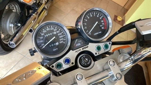 Eine Nahaufnahme des Armaturenbretts eines Motorrads