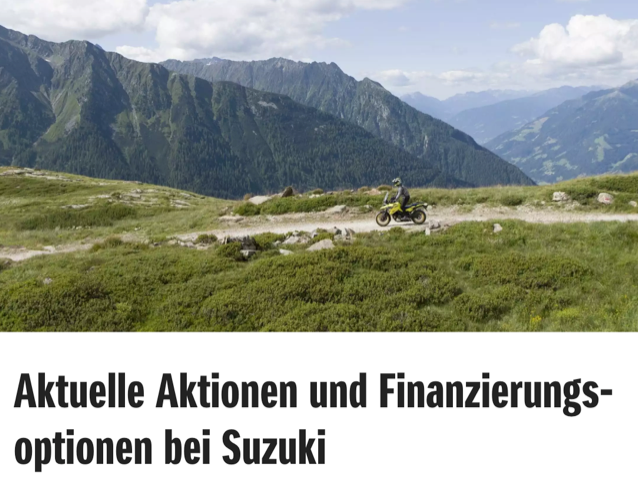 Eine Person, die auf einem Feldweg mit Bergen im Hintergrund Fahrrad fährt