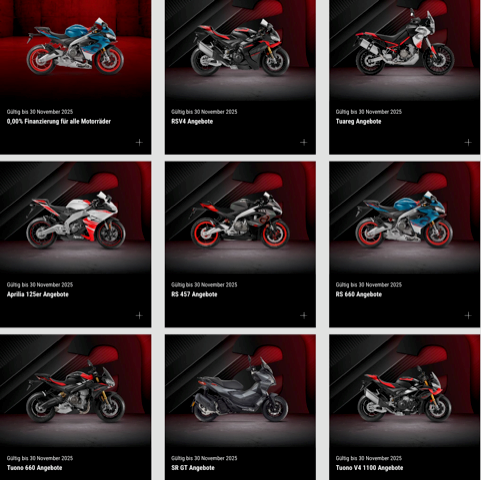 Neun Motorräder in verschiedenen Farben vor einem rot-schwarzen Hintergrund.