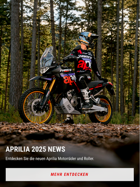 Ein Mann fährt mit einem Motorrad durch den Wald.