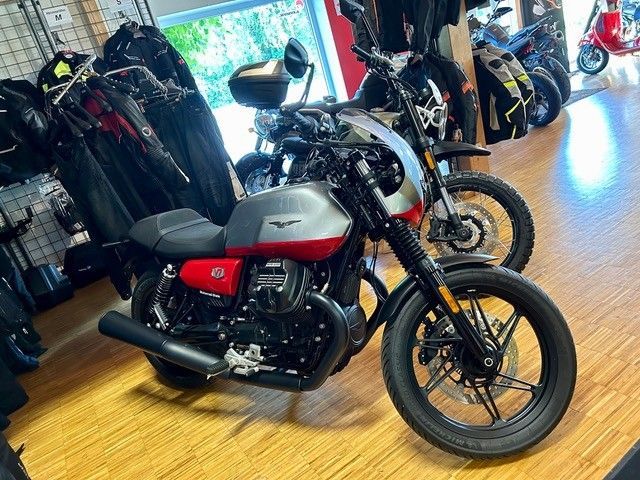 In einem Ausstellungsraum parken mehrere Motorräder.