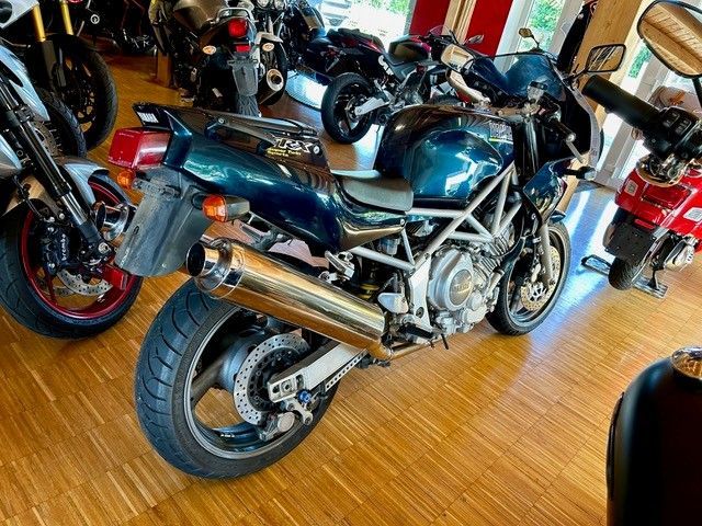 Eine Reihe von Motorrädern sind in einem Ausstellungsraum aufgereiht