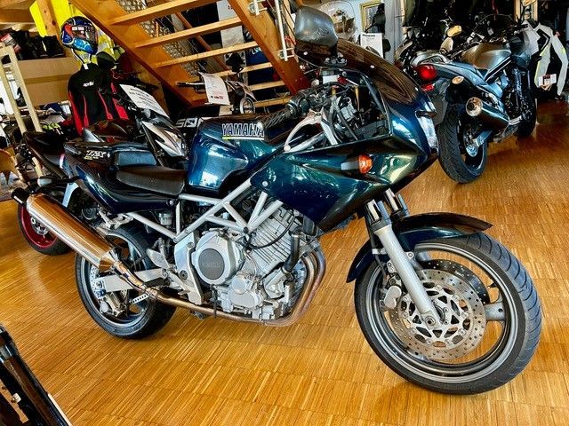 Ein Yamaha-Motorrad steht in einem Ausstellungsraum