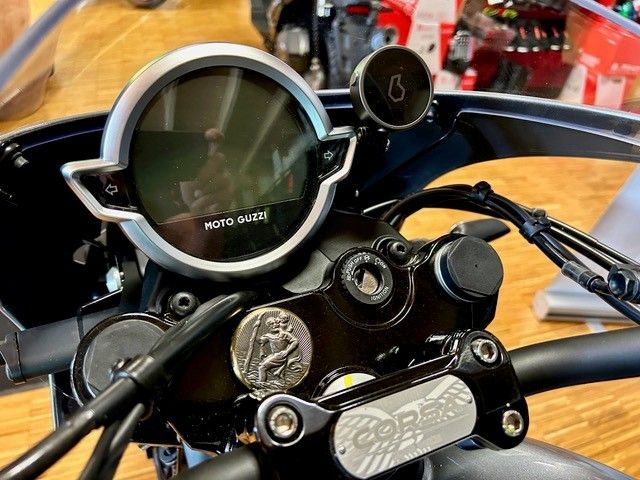 Eine Nahaufnahme des Armaturenbretts eines Motorrads