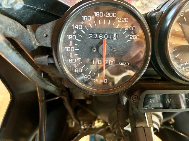 Eine Nahaufnahme eines Tachometers auf einem Motorrad