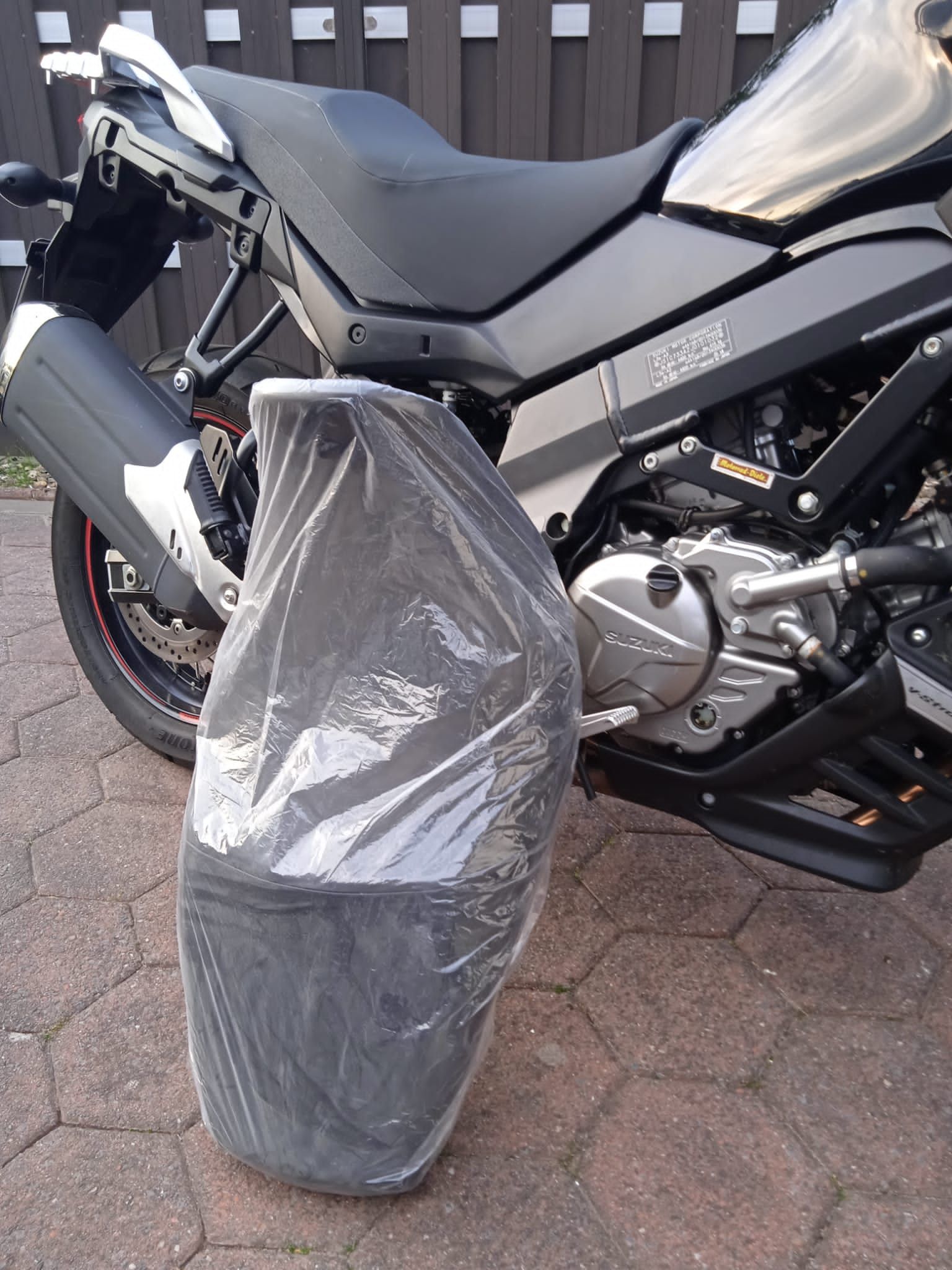 Ein Motorrad mit einer Plastiktüte an der Seite.