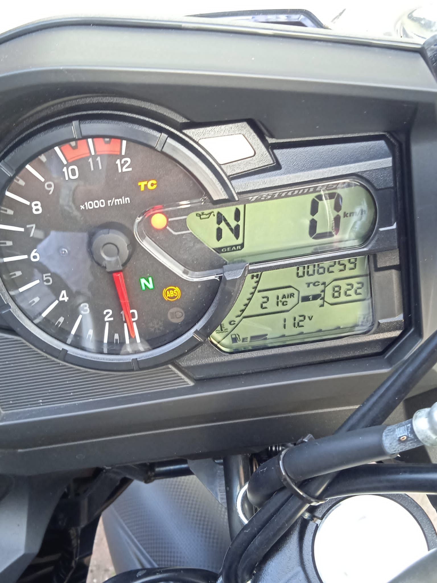 Eine Nahaufnahme eines Tachometers auf einem Motorrad