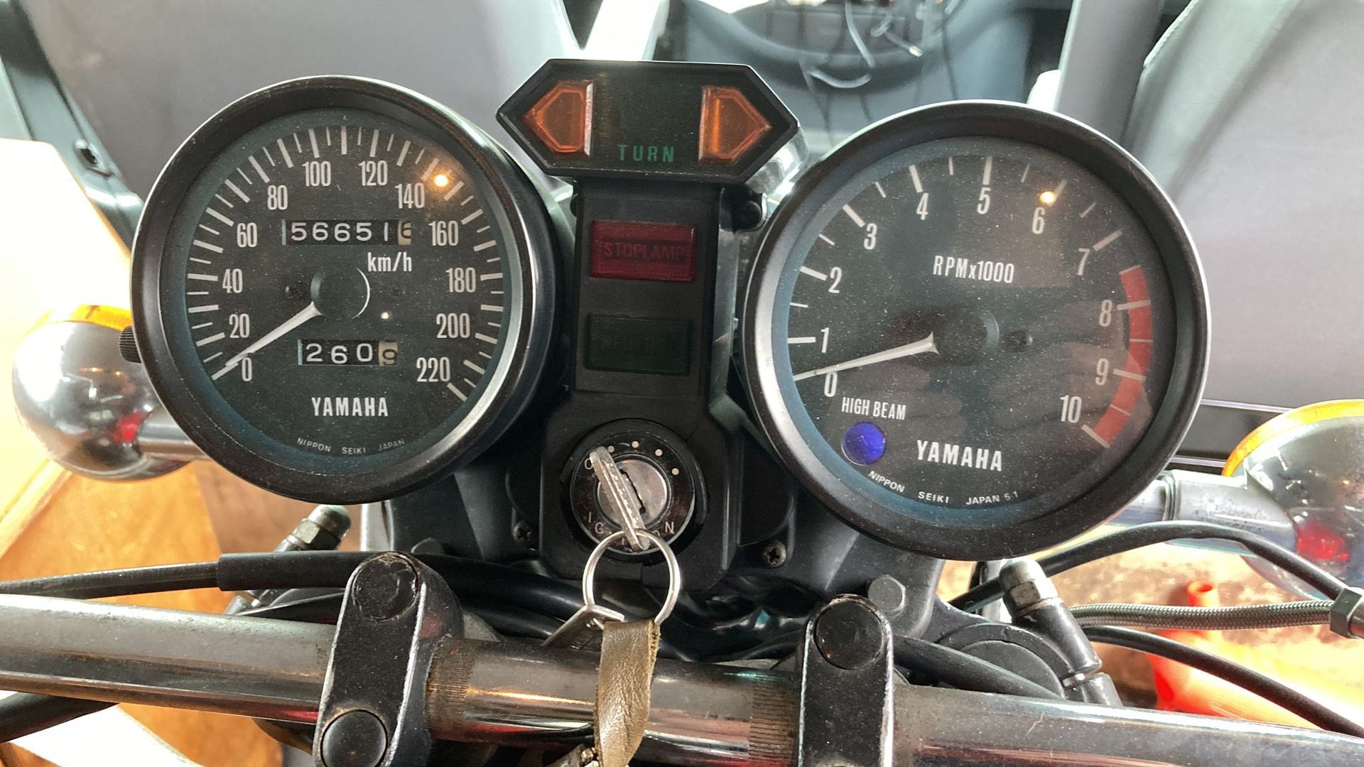 Eine Nahaufnahme des Armaturenbretts eines Yamaha-Motorrads