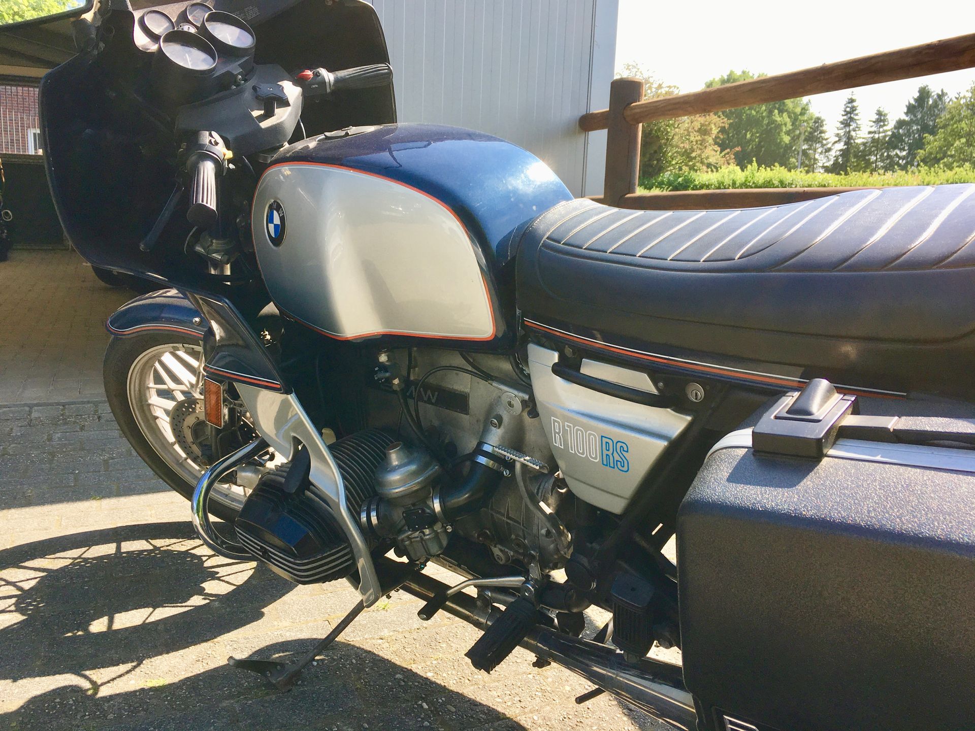 Ein BMW-Motorrad steht am Straßenrand