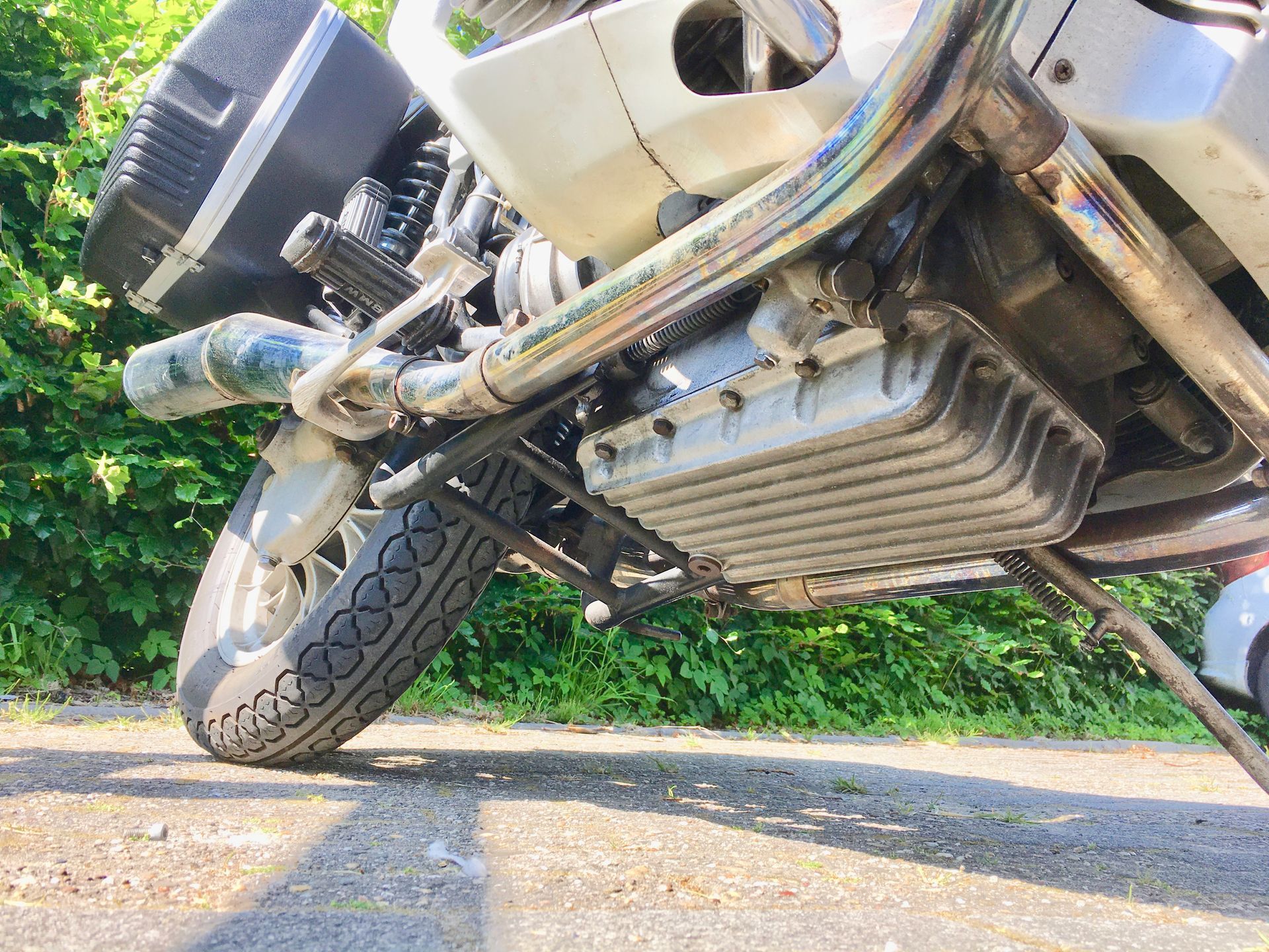 Ein Motorrad ist am Straßenrand geparkt.