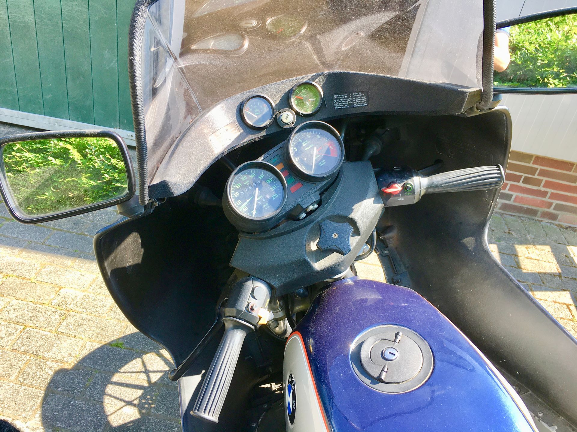 Eine Nahaufnahme eines Motorrades mit einer Windschutzscheibe