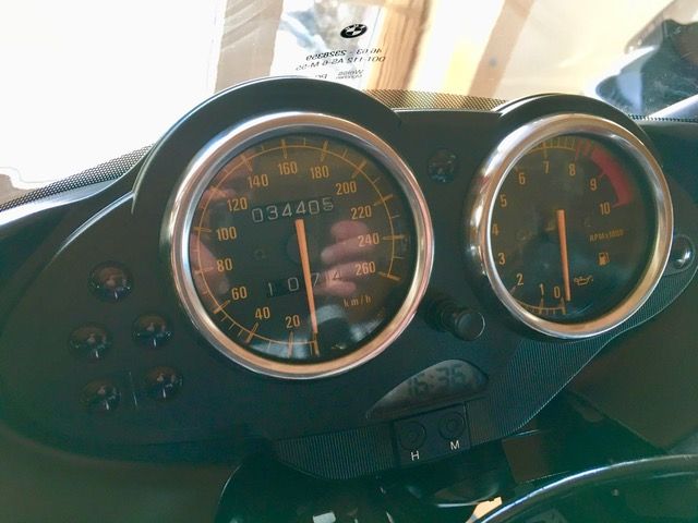 Eine Nahaufnahme eines Tachometers auf einem Motorrad