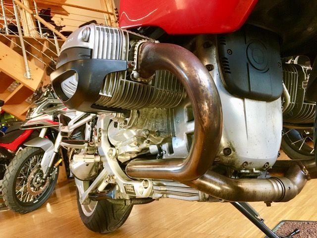 Eine Nahaufnahme eines Motorradmotors mit dem Wort BMW darauf