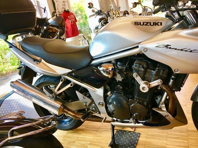Ein Suzuki-Motorrad steht in einem Ausstellungsraum