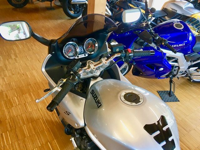 Ein Suzuki-Motorrad steht in einem Ausstellungsraum