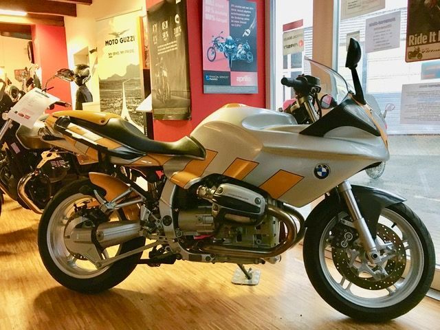 Ein BMW Motorrad steht in einem Ausstellungsraum