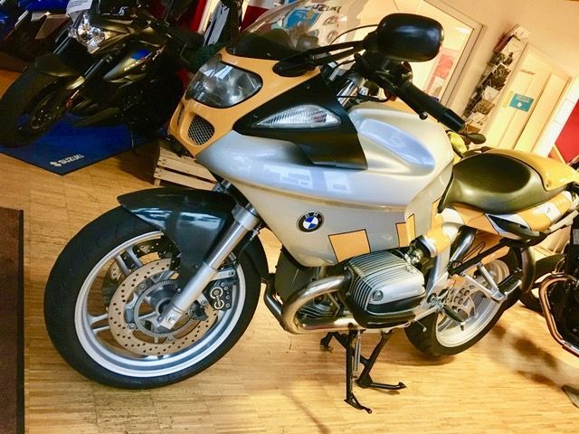 Ein BMW Motorrad steht in einem Ausstellungsraum