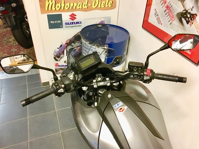 Ein Motorrad steht vor einem Motorrad-Diele-Schild